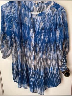 Chaus Blue and White Patterned Button-Front Blouse